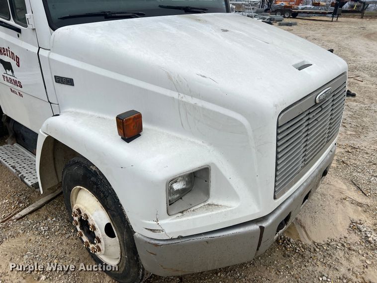 image for item MM9239 2002 Freightliner FL60  flatbed truck