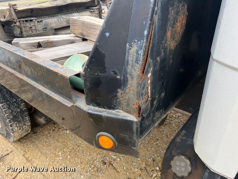 image for item MM9239 2002 Freightliner FL60  flatbed truck