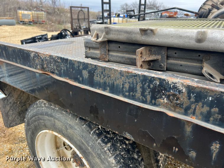 image for item MM9239 2002 Freightliner FL60  flatbed truck