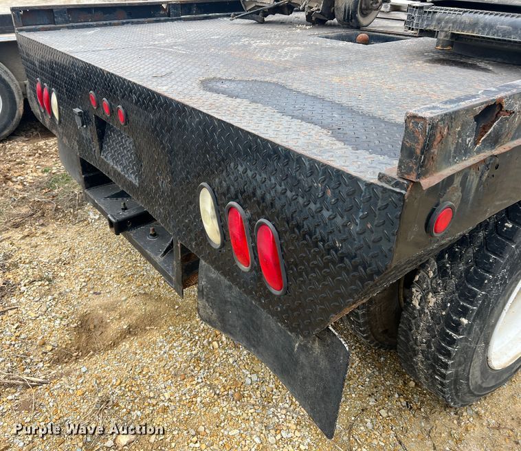 image for item MM9239 2002 Freightliner FL60  flatbed truck