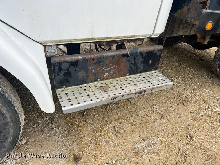 image for item MM9239 2002 Freightliner FL60  flatbed truck