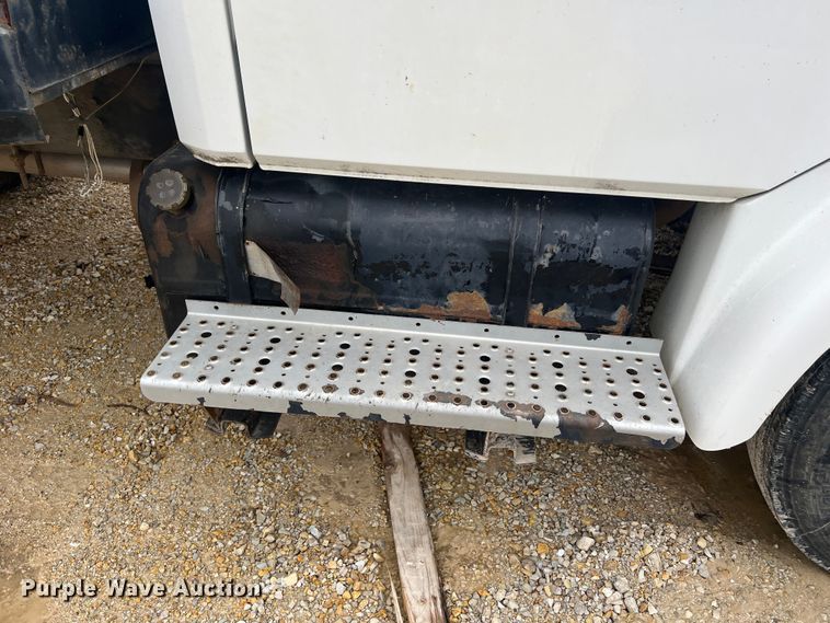 image for item MM9239 2002 Freightliner FL60  flatbed truck