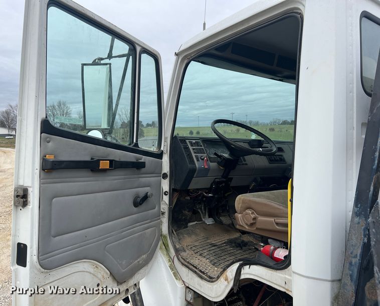 image for item MM9239 2002 Freightliner FL60  flatbed truck