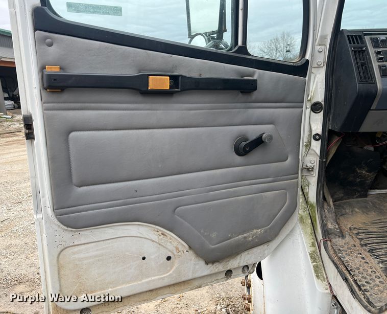 image for item MM9239 2002 Freightliner FL60  flatbed truck