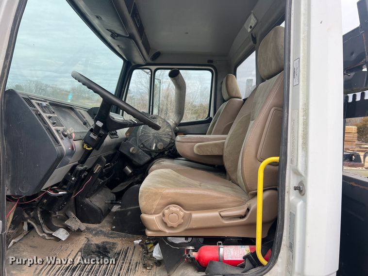 image for item MM9239 2002 Freightliner FL60  flatbed truck