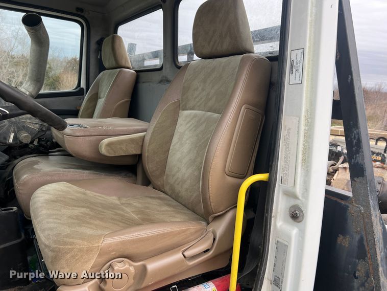 image for item MM9239 2002 Freightliner FL60  flatbed truck