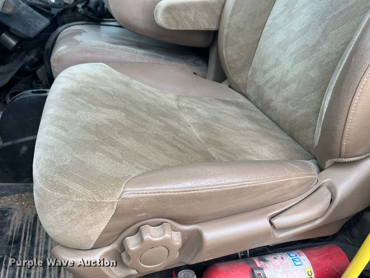 image for item MM9239 2002 Freightliner FL60  flatbed truck