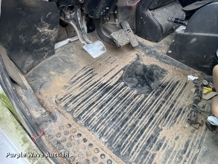 image for item MM9239 2002 Freightliner FL60  flatbed truck