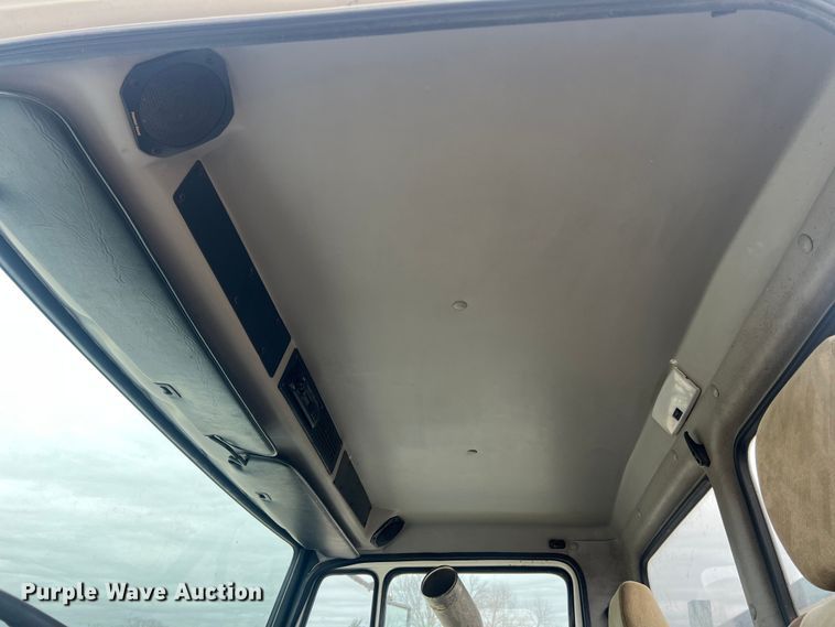 image for item MM9239 2002 Freightliner FL60  flatbed truck