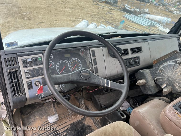 image for item MM9239 2002 Freightliner FL60  flatbed truck