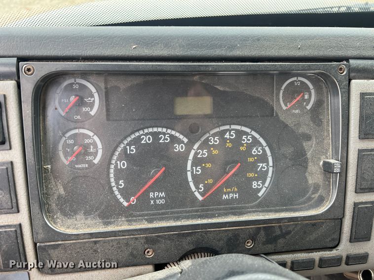 image for item MM9239 2002 Freightliner FL60  flatbed truck