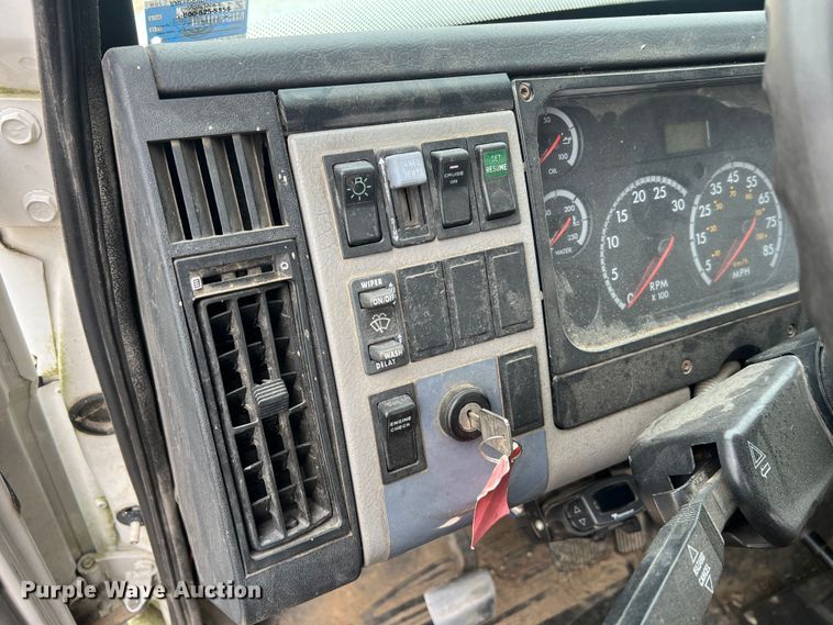 image for item MM9239 2002 Freightliner FL60  flatbed truck