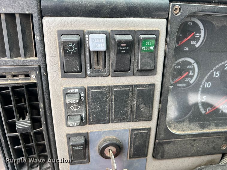 image for item MM9239 2002 Freightliner FL60  flatbed truck