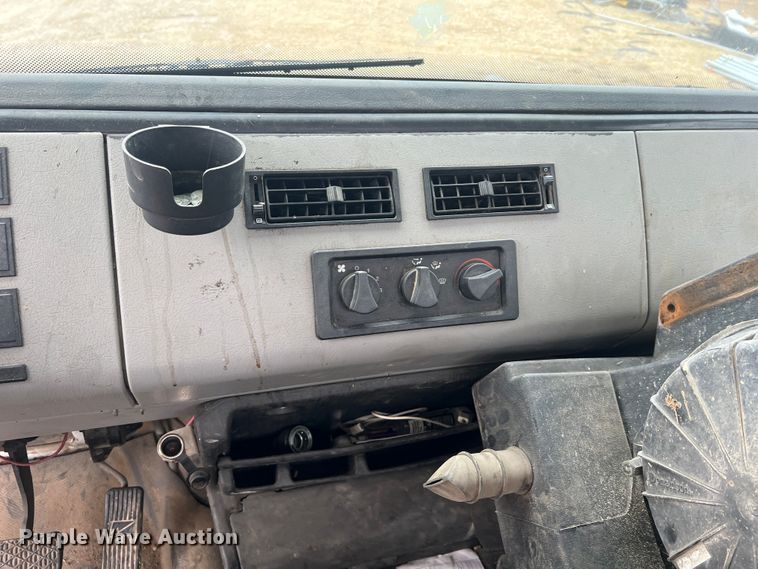 image for item MM9239 2002 Freightliner FL60  flatbed truck