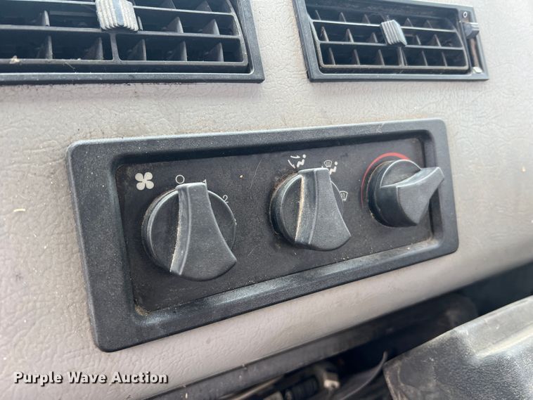 image for item MM9239 2002 Freightliner FL60  flatbed truck