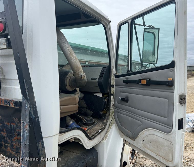 image for item MM9239 2002 Freightliner FL60  flatbed truck