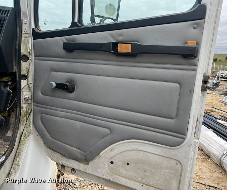 image for item MM9239 2002 Freightliner FL60  flatbed truck