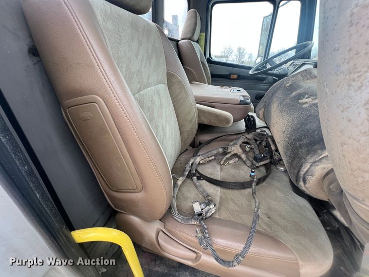 image for item MM9239 2002 Freightliner FL60  flatbed truck