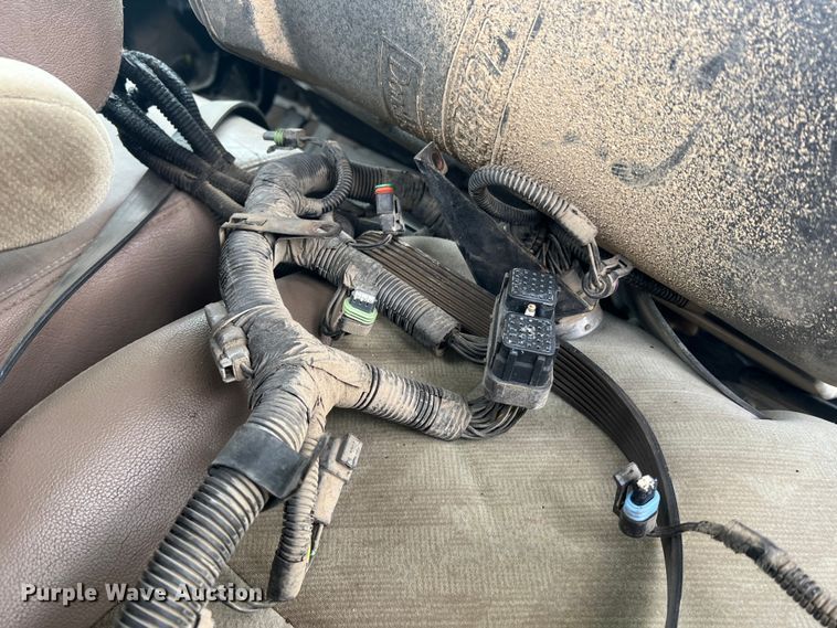 image for item MM9239 2002 Freightliner FL60  flatbed truck