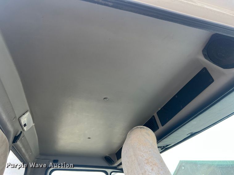 image for item MM9239 2002 Freightliner FL60  flatbed truck