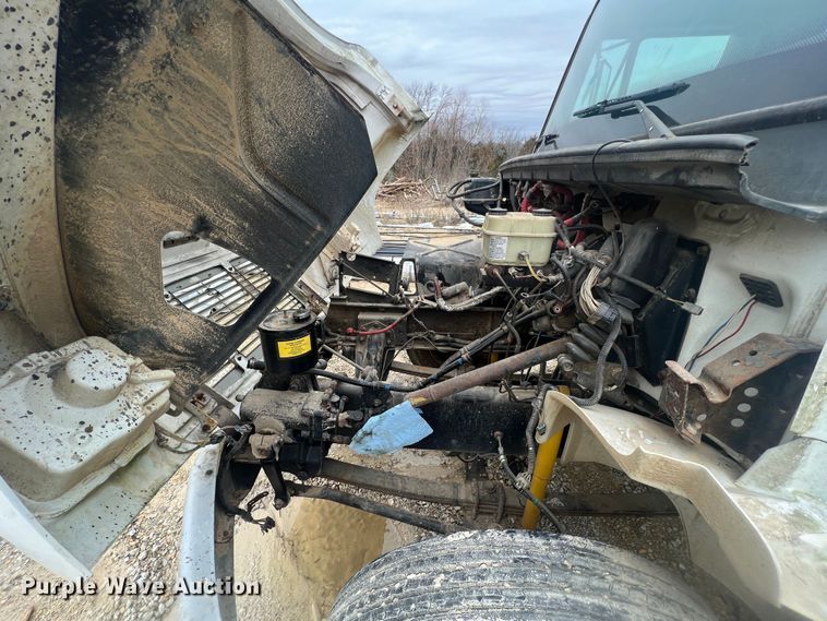 image for item MM9239 2002 Freightliner FL60  flatbed truck