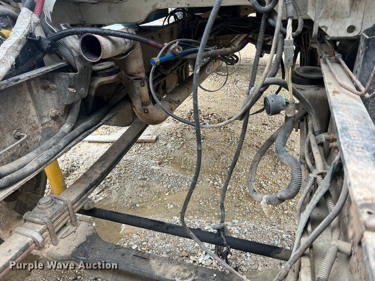 image for item MM9239 2002 Freightliner FL60  flatbed truck