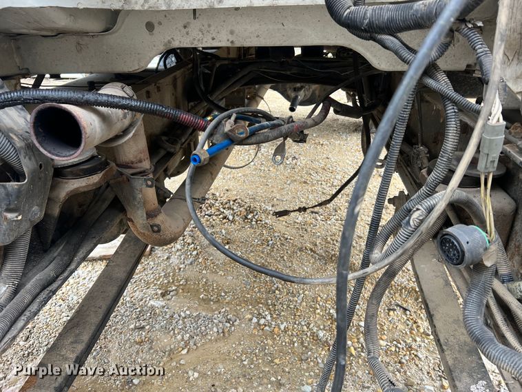 image for item MM9239 2002 Freightliner FL60  flatbed truck