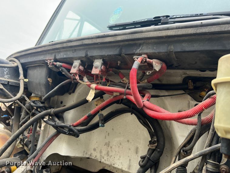 image for item MM9239 2002 Freightliner FL60  flatbed truck