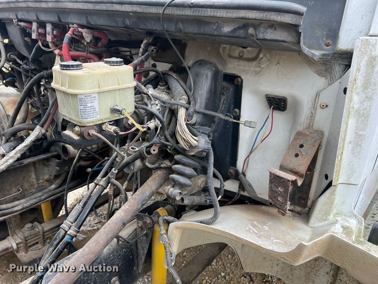 image for item MM9239 2002 Freightliner FL60  flatbed truck