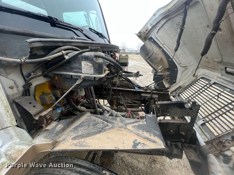 image for item MM9239 2002 Freightliner FL60  flatbed truck