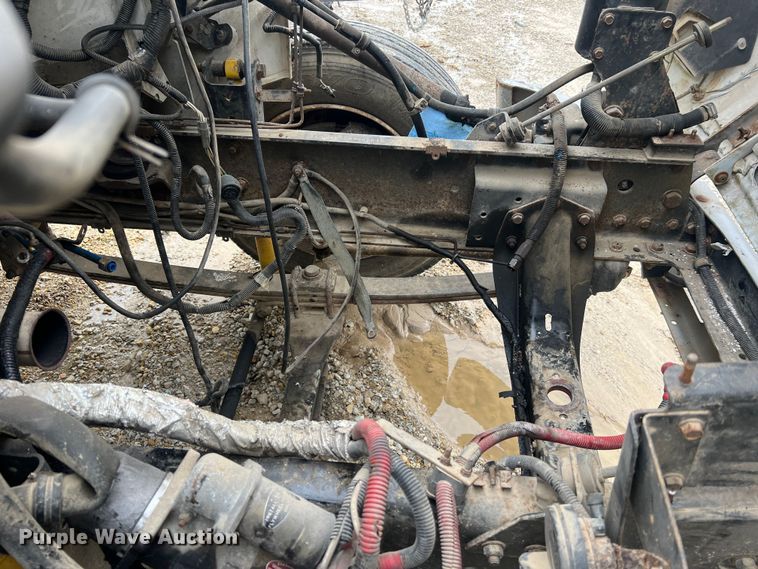 image for item MM9239 2002 Freightliner FL60  flatbed truck