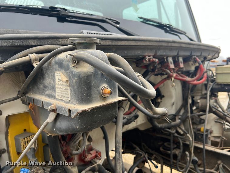 image for item MM9239 2002 Freightliner FL60  flatbed truck