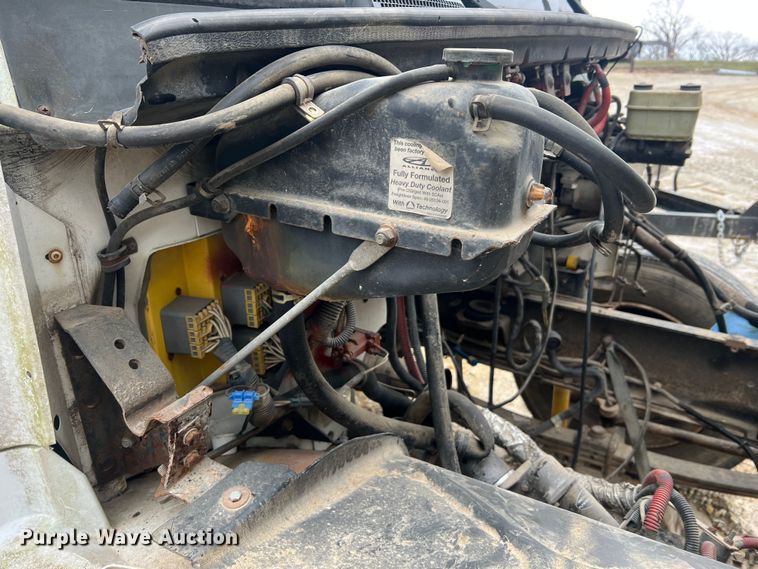 image for item MM9239 2002 Freightliner FL60  flatbed truck