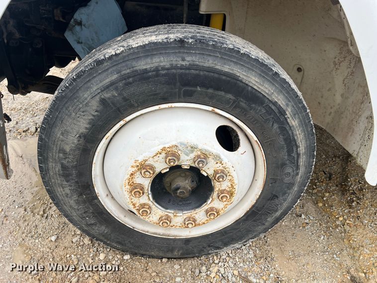 image for item MM9239 2002 Freightliner FL60  flatbed truck