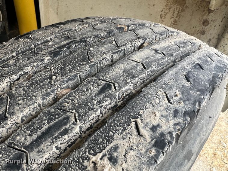 image for item MM9239 2002 Freightliner FL60  flatbed truck