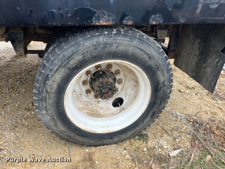 image for item MM9239 2002 Freightliner FL60  flatbed truck