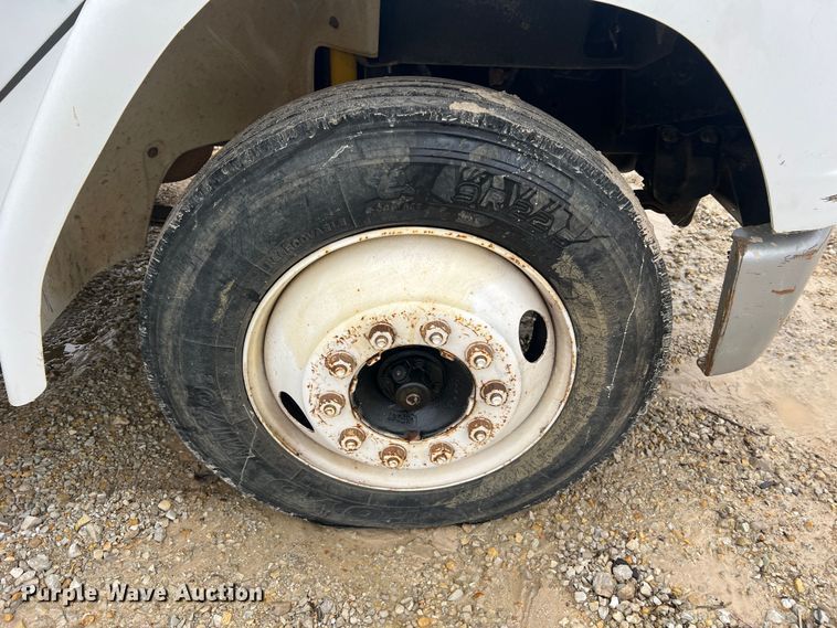 image for item MM9239 2002 Freightliner FL60  flatbed truck