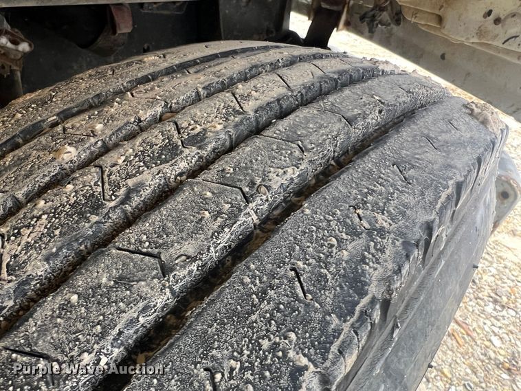 image for item MM9239 2002 Freightliner FL60  flatbed truck