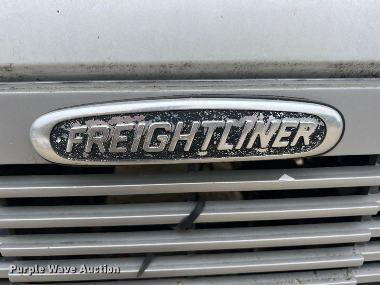 image for item MM9239 2002 Freightliner FL60  flatbed truck