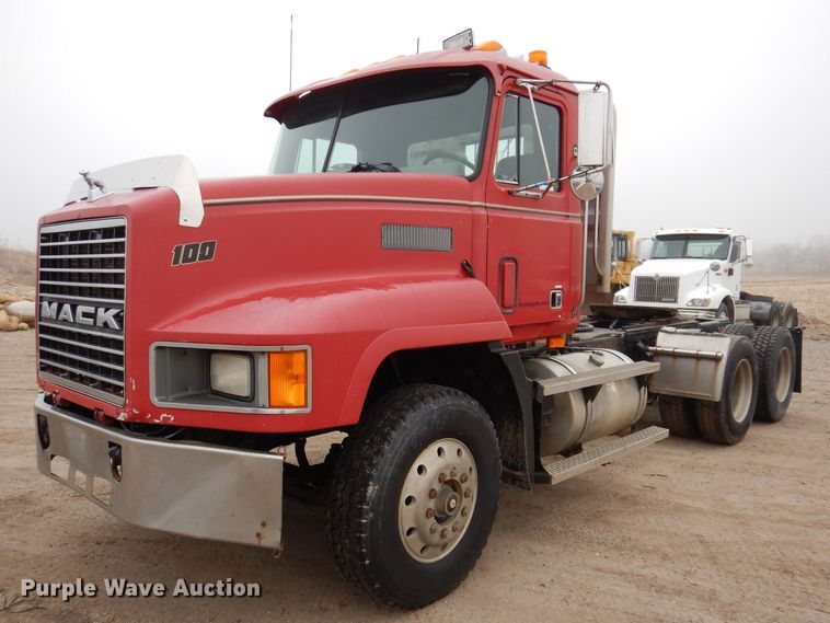 image for item MO9543 1993 Mack CH613  semi truck