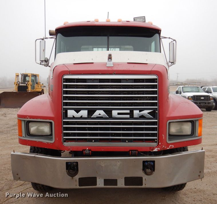 image for item MO9543 1993 Mack CH613  semi truck
