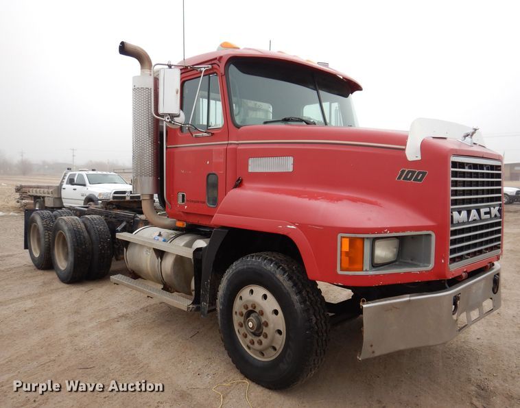 image for item MO9543 1993 Mack CH613  semi truck