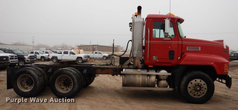 image for item MO9543 1993 Mack CH613  semi truck