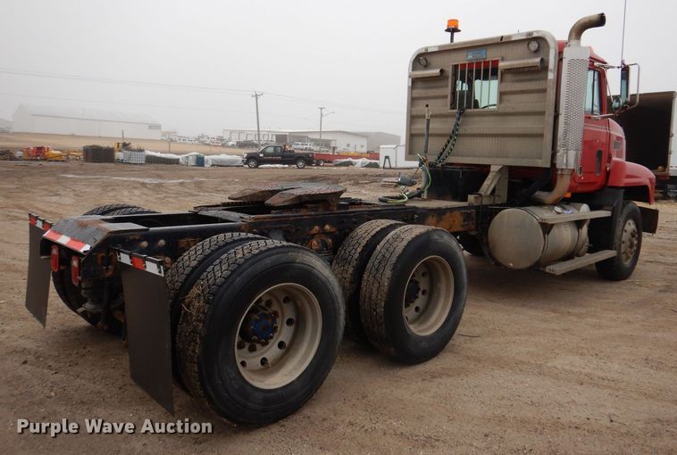 image for item MO9543 1993 Mack CH613  semi truck