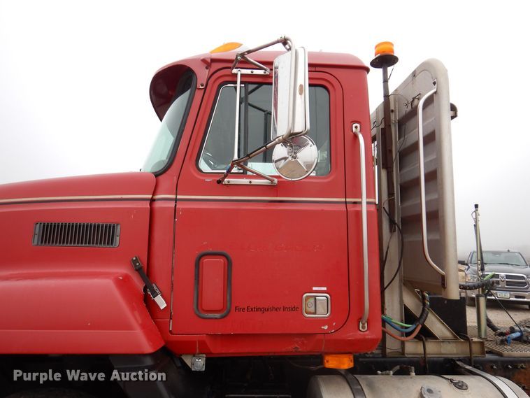 image for item MO9543 1993 Mack CH613  semi truck