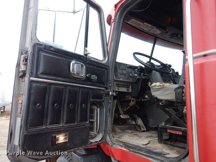 image for item MO9543 1993 Mack CH613  semi truck