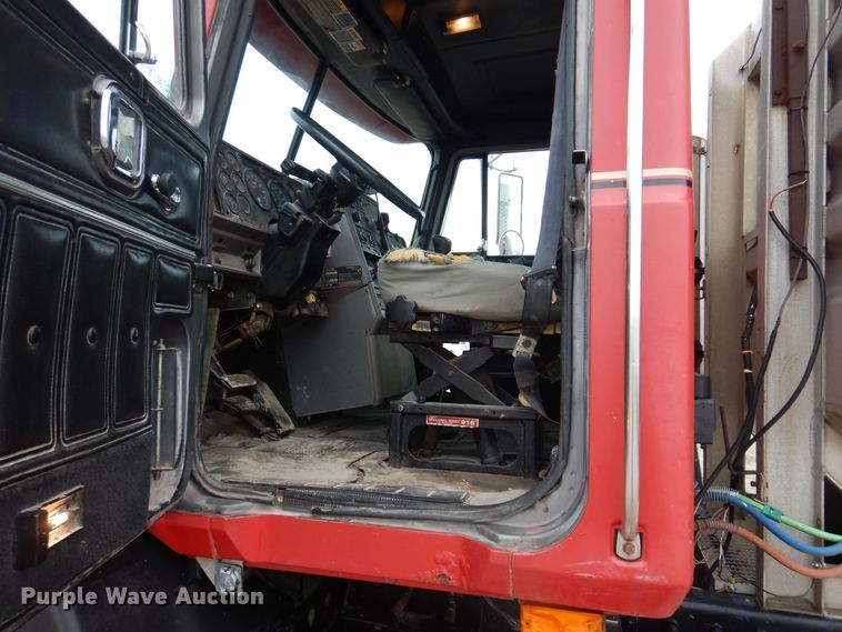 image for item MO9543 1993 Mack CH613  semi truck