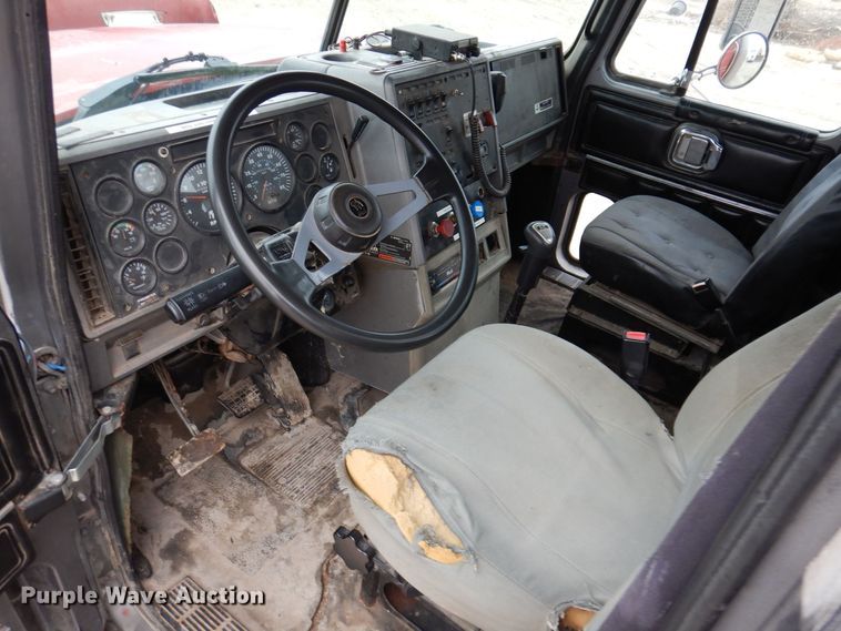 image for item MO9543 1993 Mack CH613  semi truck