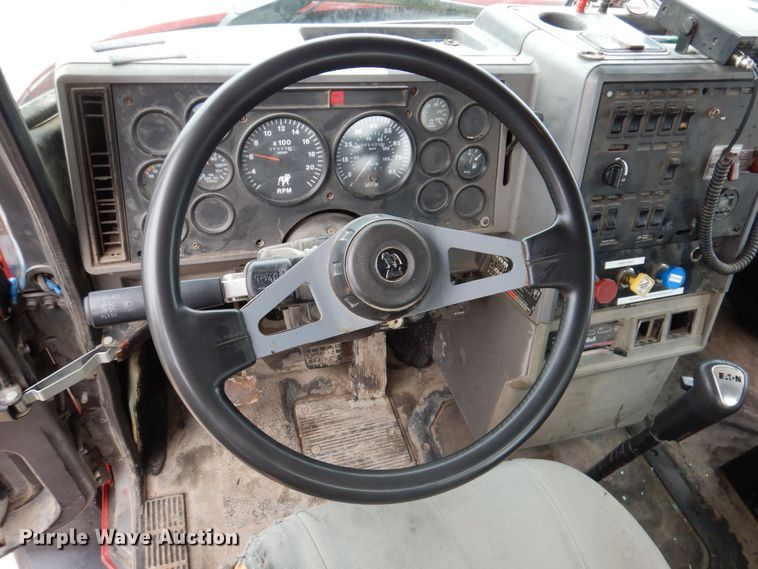 image for item MO9543 1993 Mack CH613  semi truck