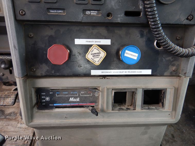 image for item MO9543 1993 Mack CH613  semi truck